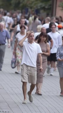 KYIV, UKRAINE 1 Eylül 2024: Kalabalık bir caddenin dikey videosu