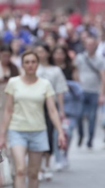 KYIV, UKRAINE 1 Eylül 2024: Kalabalık bir caddenin dikey videosu