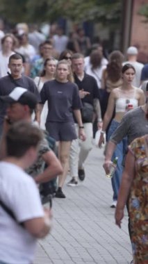 KYIV, UKRAINE 1 Eylül 2024: Kalabalık bir caddenin dikey videosu