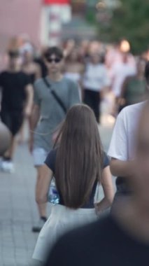 KYIV, UKRAINE 1 Eylül 2024: Kalabalık bir caddenin dikey videosu