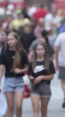 KYIV, UKRAINE 1 Eylül 2024: Yürüyen kalabalığın dikey videosu