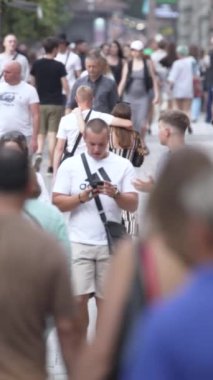 KYIV, UKRAINE 1 Eylül 2024: Yürüyen kalabalığın dikey videosu