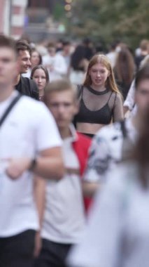 KYIV, UKRAINE 1 Eylül 2024: Yürüyen kalabalığın dikey videosu