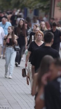 KYIV, UKRAINE 1 Eylül 2024: Yürüyen kalabalığın dikey videosu