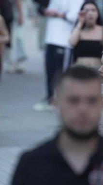 KYIV, UKRAINE 1 Eylül 2024: Yürüyen kalabalığın dikey videosu