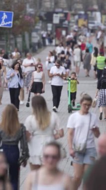 KYIV, UKRAINE 1 Eylül 2024: Yürüyen kalabalığın dikey videosu