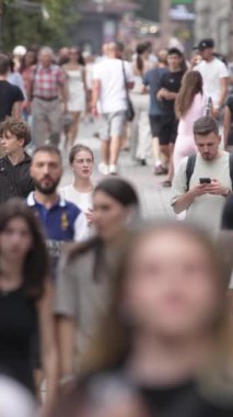 KYIV, UKRAINE 1 Eylül 2024: Yürüyen kalabalığın dikey videosu
