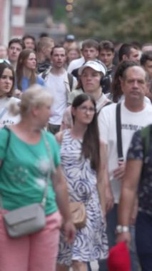 KYIV, UKRAINE 1 Eylül 2024: Şehirdeki birçok insanın dikey videosu