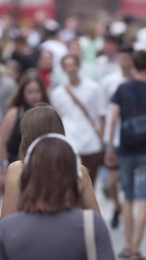 KYIV, UKRAINE 1 Eylül 2024: Şehirdeki birçok insanın dikey videosu