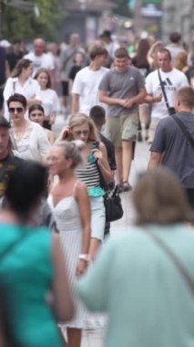 KYIV, UKRAINE 1 Eylül 2024: Şehirdeki birçok insanın dikey videosu