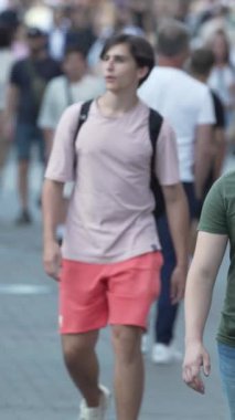 KYIV, UKRAINE 1 Eylül 2024: Şehirdeki birçok insanın dikey videosu