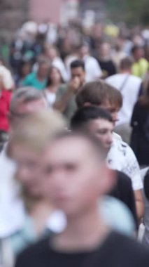 KYIV, UKRAINE 1 Eylül 2024: Şehirdeki birçok insanın dikey videosu