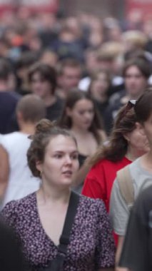 KYIV, UKRAINE 1 Eylül 2024: Şehirdeki birçok insanın dikey videosu