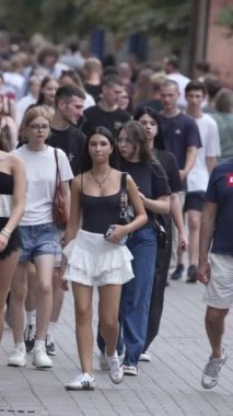 KYIV, UKRAINE 1 Eylül 2024: Şehirdeki birçok insanın dikey videosu