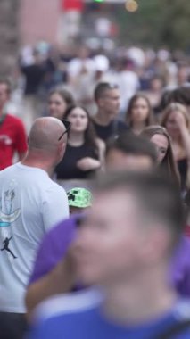 KYIV, UKRAINE 1 Eylül 2024: Şehirdeki birçok insanın dikey videosu