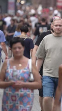 KYIV, UKRAINE 1 Eylül 2024: Şehirdeki birçok insanın dikey videosu