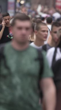 KYIV, UKRAINE 1 Eylül 2024: Şehirdeki birçok insanın dikey videosu
