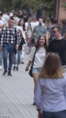 KYIV, UKRAINE 1 Eylül 2024: Şehirdeki birçok insanın dikey videosu