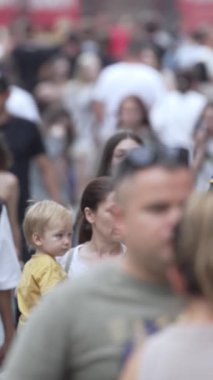 KYIV, UKRAINE 1 Eylül 2024: Şehirdeki birçok insanın dikey videosu