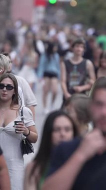 KYIV, UKRAINE 1 Eylül 2024: Şehirdeki birçok insanın dikey videosu