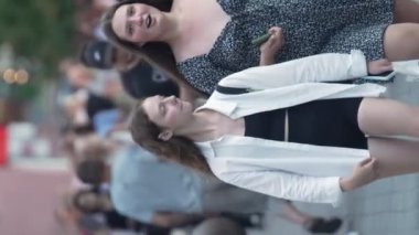 KYIV, UKRAINE - 30 Ağustos 2024: Yazın kalabalık bir şehir caddesinin dikey videosu
