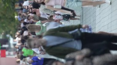 KYIV, UKRAINE - 30 Ağustos 2024: Yazın kalabalık bir şehir caddesinin dikey videosu