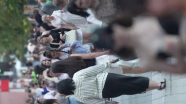 KYIV, UKRAINE - 30 Ağustos 2024: Yazın kalabalık bir şehir caddesinin dikey videosu
