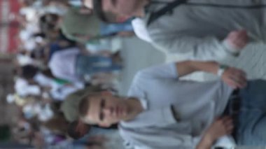 KYIV, UKRAINE - 30 AĞUSTOS 2024: Khreshchatyk 'in merkez caddesindeki insanların yaz aylarında ağır çekimde çekilmiş dikey videosu.