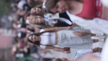 KYIV, UKRAINE - 30 AĞUSTOS 2024: Yazın bir şehir caddesinde kalabalığın dikey videosu.