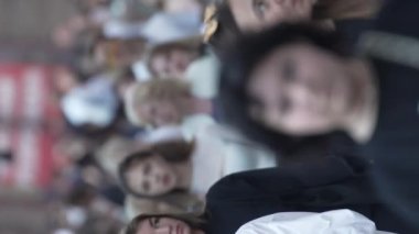 KYIV, UKRAINE - 30 AĞUSTOS 2024: Yazın bir şehir caddesinde kalabalığın dikey videosu.