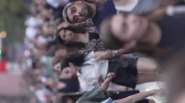 KYIV, UKRAINE - 30 AĞUSTOS 2024: Yazın bir şehir caddesinde kalabalığın dikey videosu.