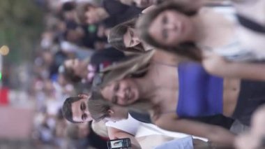 KYIV, UKRAINE - 30 AĞUSTOS 2024: Yazın bir şehir caddesinde kalabalığın dikey videosu.