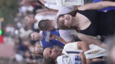 KYIV, UKRAINE - 30 AĞUSTOS 2024: Yazın bir şehir caddesinde kalabalığın dikey videosu.