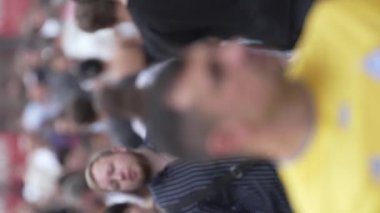 KYIV, UKRAINE - 30 Ağustos 2024: Yazın yürüyen kalabalığın dikey videosu