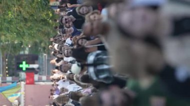 KYIV, UKRAINE - 30 Ağustos 2024: Yazın yürüyen kalabalığın dikey videosu