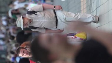 KYIV, UKRAINE - 30 AĞUSTOS 2024: Khreshchatyk 'in merkez caddesindeki insanların yaz aylarında ağır çekimde çekilmiş dikey videosu.