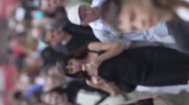 KYIV, UKRAINE - 30 Ağustos 2024: Yazın yürüyen kalabalığın dikey videosu