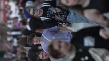 KYIV, UKRAINE - 30 Ağustos 2024: Yazın yürüyen kalabalığın dikey videosu