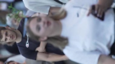 KYIV, UKRAINE - 30 Ağustos 2024: Yazın yürüyen kalabalığın dikey videosu