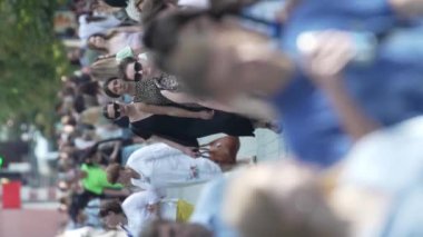 KYIV, UKRAINE - 30 Ağustos 2024: Yazın yürüyen kalabalığın dikey videosu