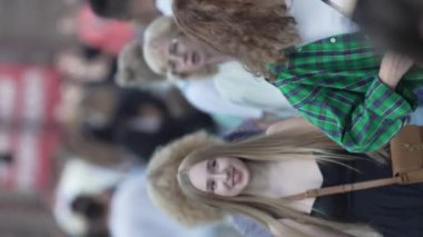 KYIV, UKRAINE - 30 Ağustos 2024: Yazın kentteki birçok insanın dikey videosu