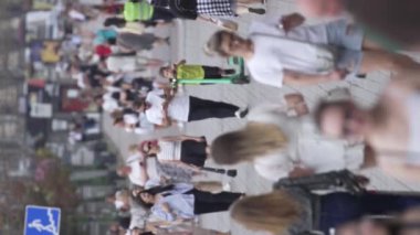 KYIV, UKRAINE - 30 Ağustos 2024: Yazın kentteki birçok insanın dikey videosu
