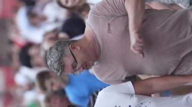 KYIV, UKRAINE - 30 Ağustos 2024: Yazın kentteki birçok insanın dikey videosu