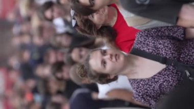 KYIV, UKRAINE - 30 Ağustos 2024: Yazın kentteki birçok insanın dikey videosu