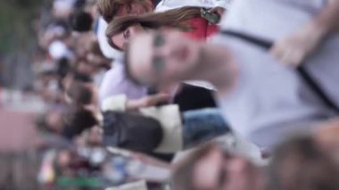 KYIV, UKRAINE - 30 Ağustos 2024: Yazın yürüyen kalabalığın dikey videosu