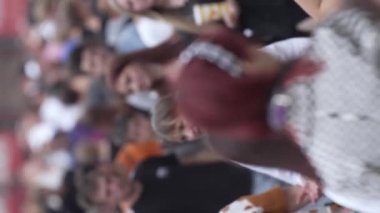 KYIV, UKRAINE - 30 Ağustos 2024: Yazın kentteki birçok insanın dikey videosu