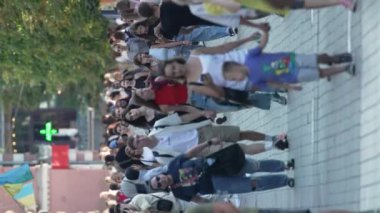 KYIV, UKRAINE - 30 Ağustos 2024: Yazın kentteki birçok insanın dikey videosu