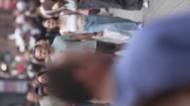 KYIV, UKRAINE - 30 Ağustos 2024: Yazın kentteki birçok insanın dikey videosu