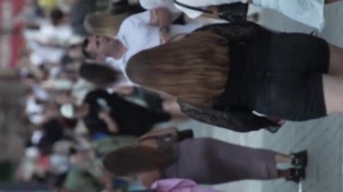 KYIV, UKRAINE - 30 AĞUSTOS 2024: Khreshchatyk 'in merkez caddesindeki insanların yaz aylarında ağır çekimde çekilmiş dikey videosu.