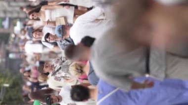 KYIV, UKRAINE - 30 AĞUSTOS 2024: Khreshchatyk 'in merkez caddesindeki insanların yaz aylarında ağır çekimde çekilmiş dikey videosu.
